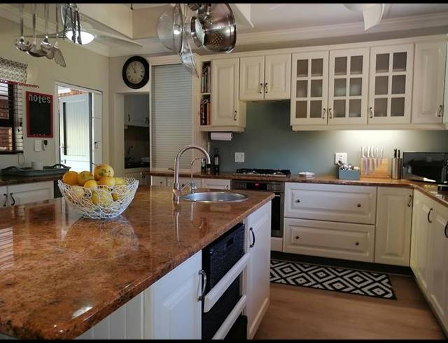 6 BEDROOM HOUSE FOR SALE IN MEER EN SEE